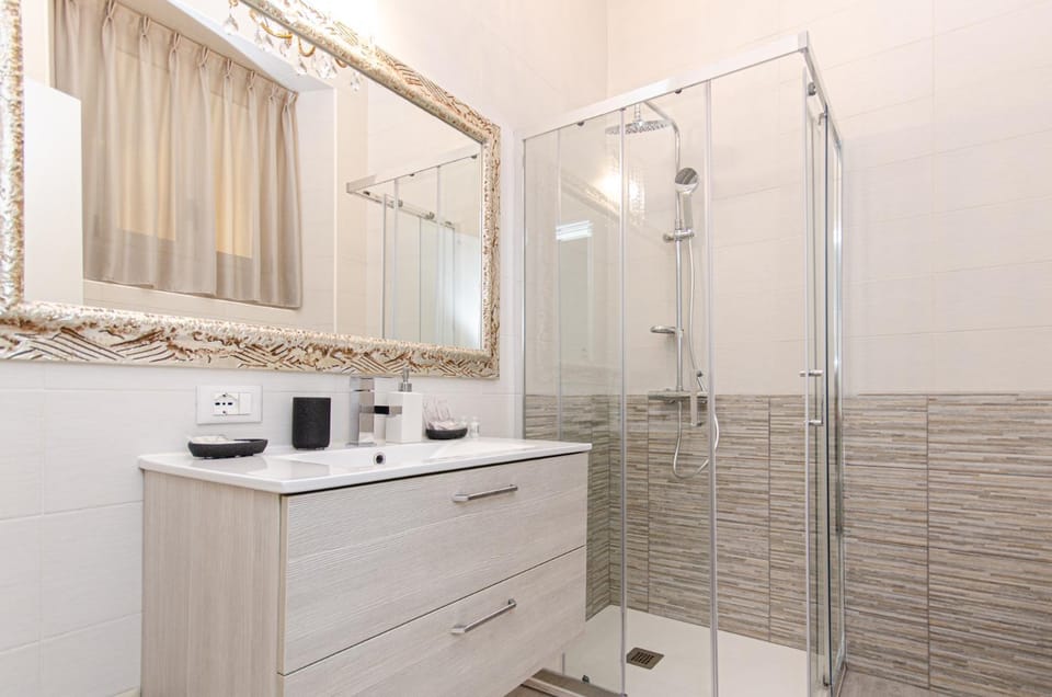 Shower, Bathroom, towels