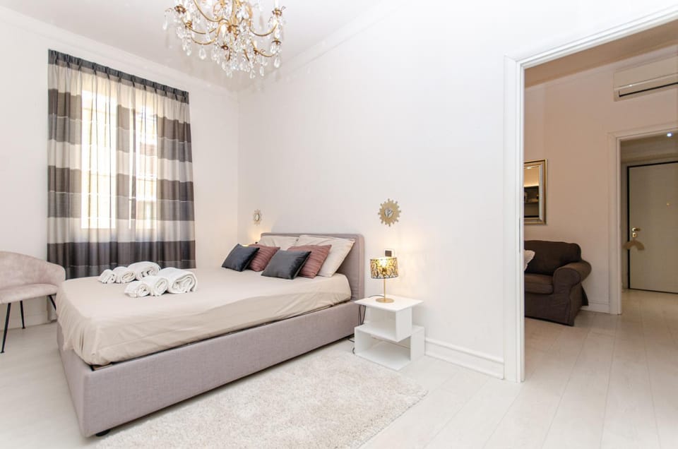Bed, Bedroom, towels