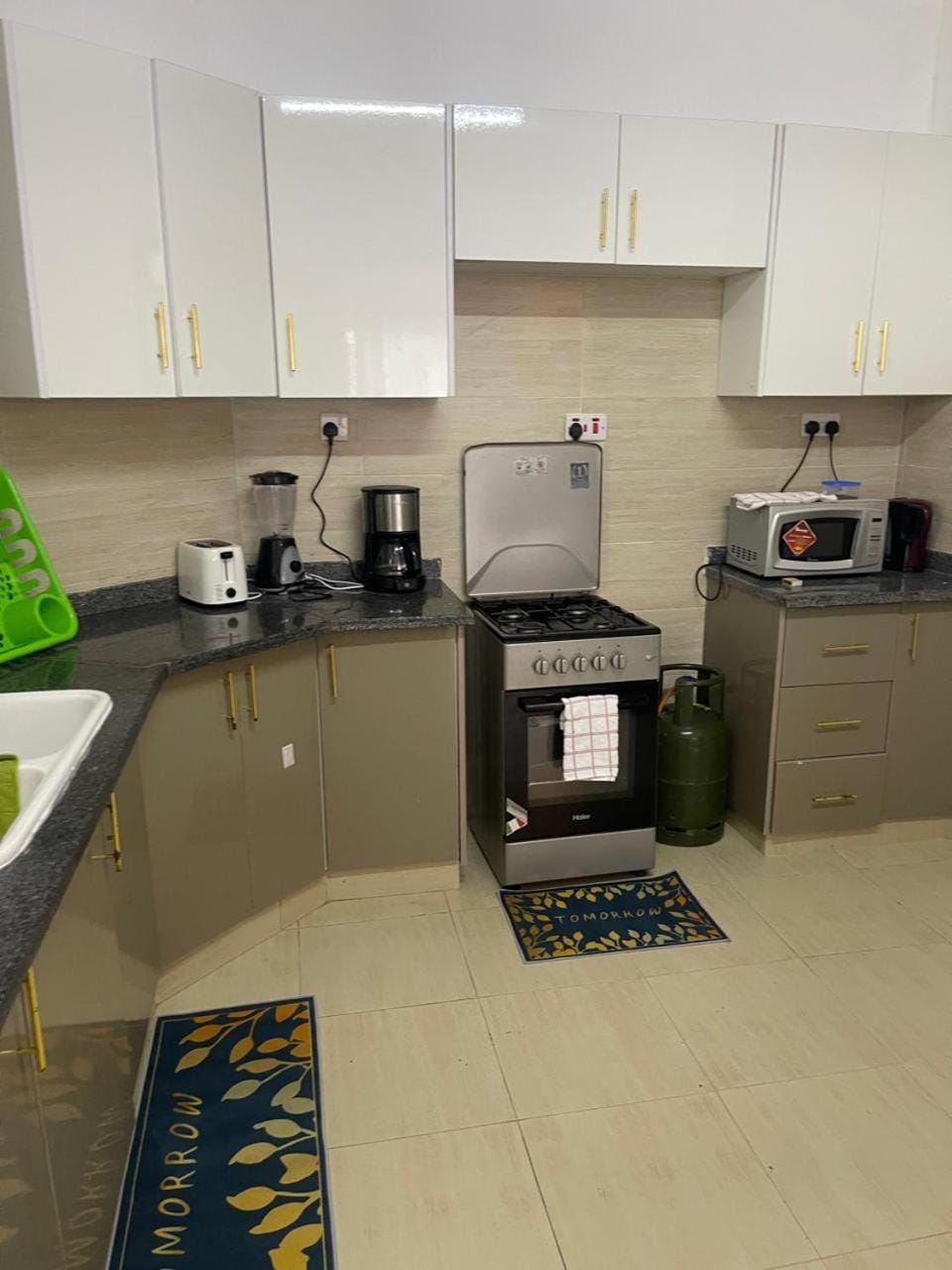 Coffee/tea facilities, Kitchen or kitchenette, stove