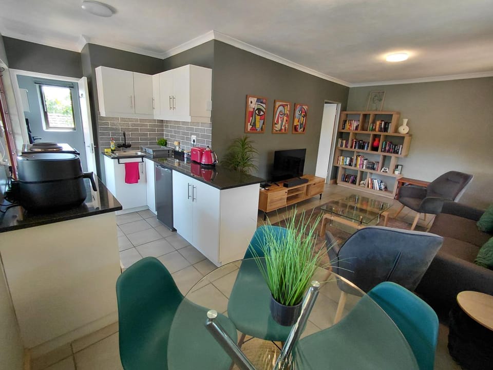 Kitchen or kitchenette, Living room, Seating area, Dining area, minibar, oven, stove