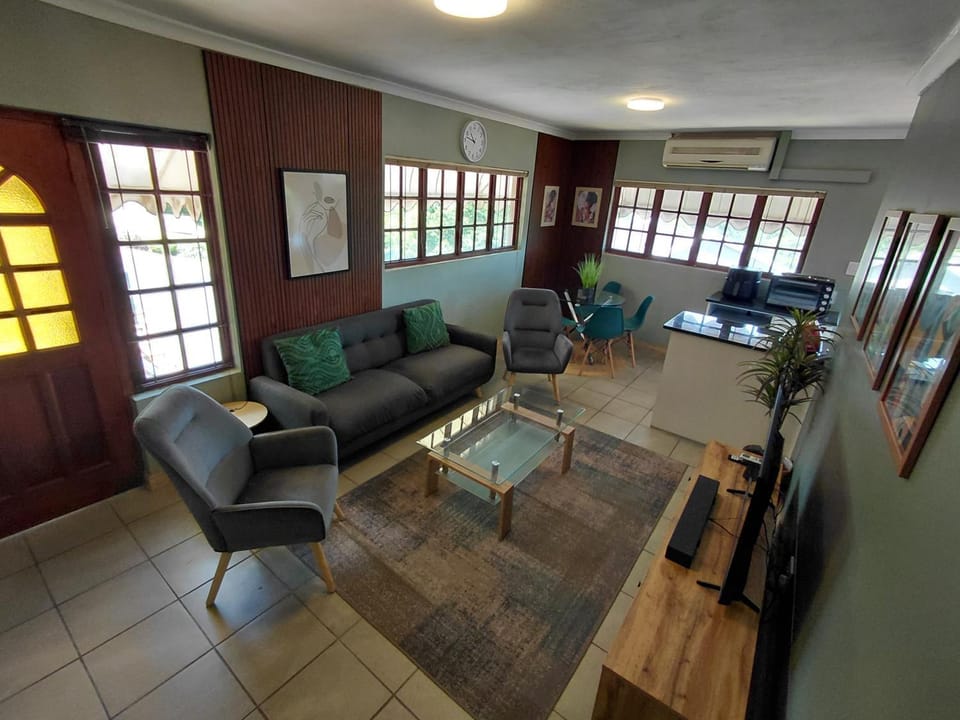 TV and multimedia, Living room, Seating area, air conditioner