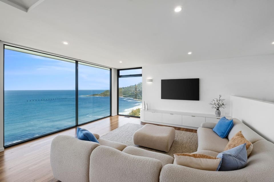 Natural landscape, TV and multimedia, Living room, Seating area, Sea view