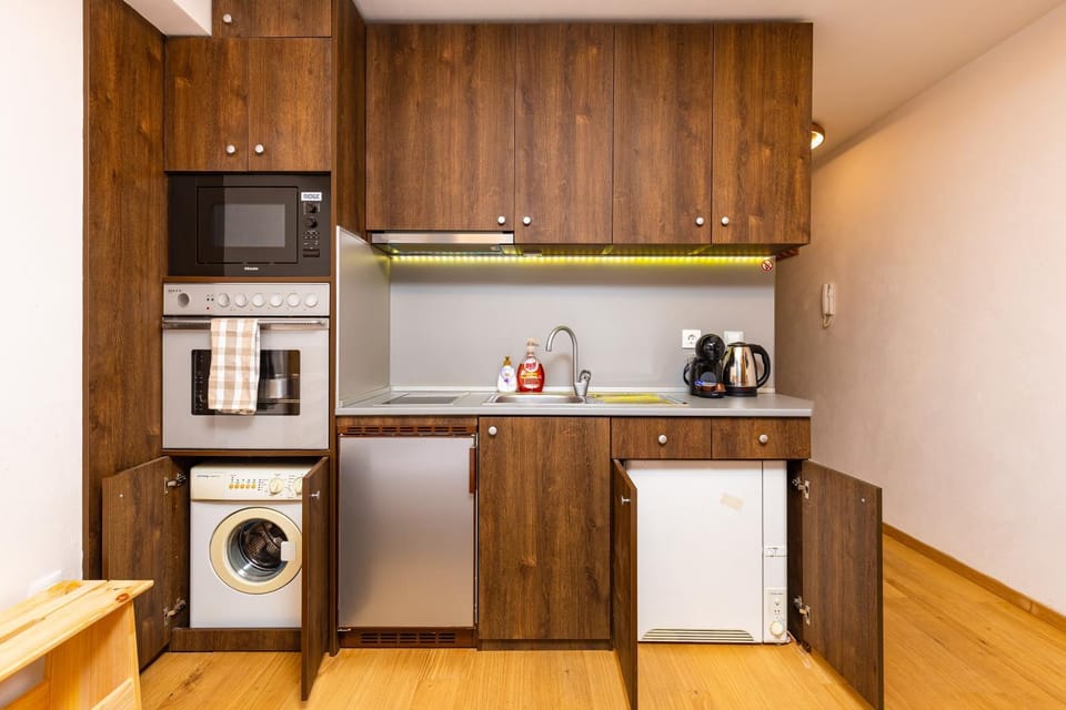 Coffee/tea facilities, Kitchen or kitchenette, oven, stove, washing machine, dryer