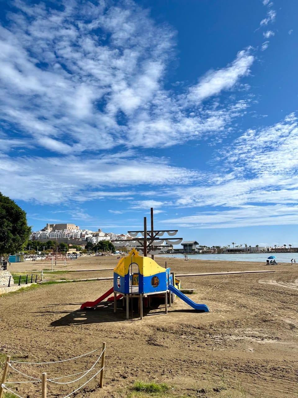 Communal lounge/ TV room, Day, Natural landscape, Beach, Evening entertainment, Sea view