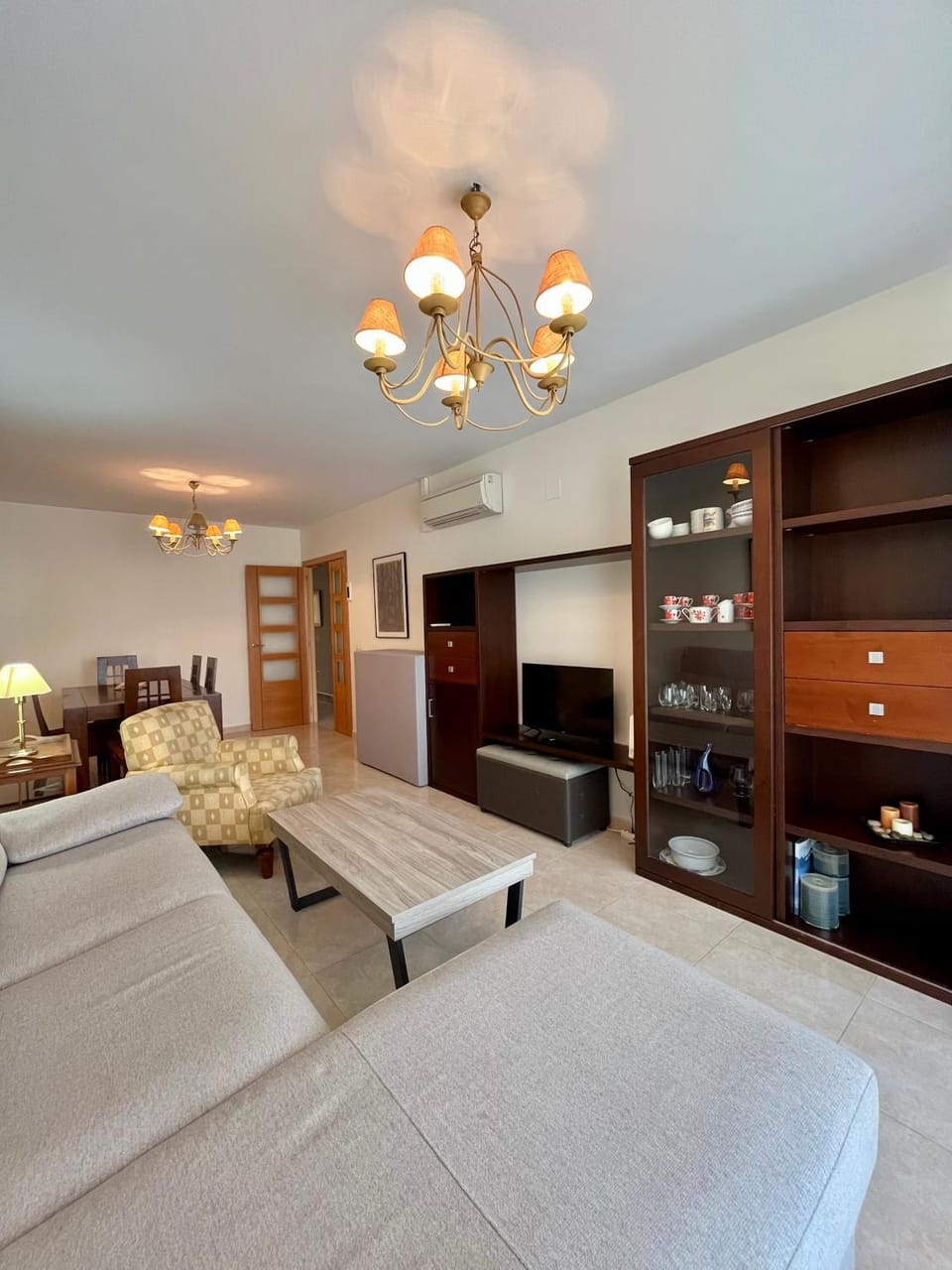 Bed, TV and multimedia, Photo of the whole room, Bedroom, fireplace, wardrobe, air conditioner