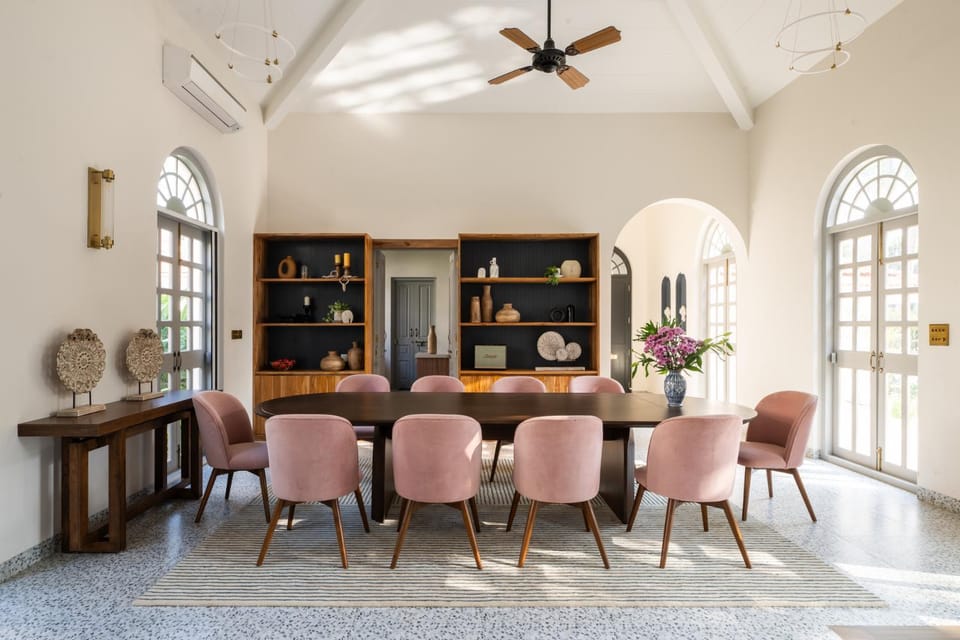 Living room, Seating area, Dining area, Breakfast