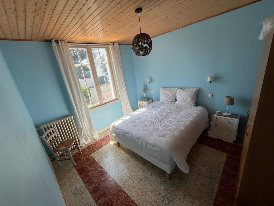 Photo of the whole room, Bedroom