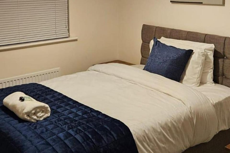 House - Sleeps 8 - Parking - Station Close House in Wolverhampton