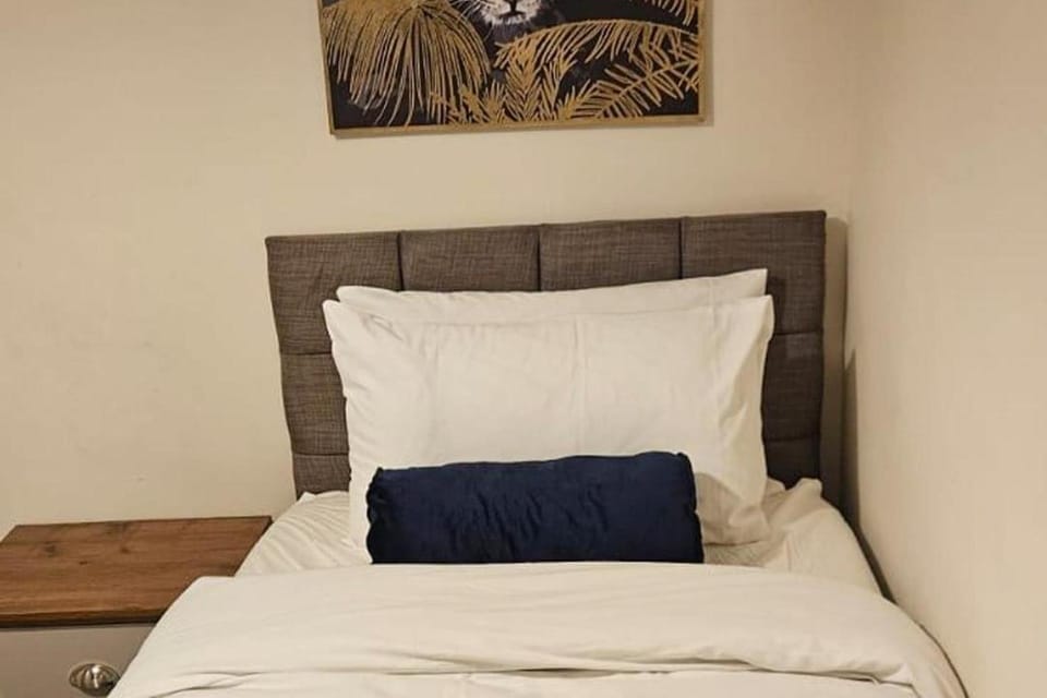 House - Sleeps 8 - Parking - Station Close House in Wolverhampton