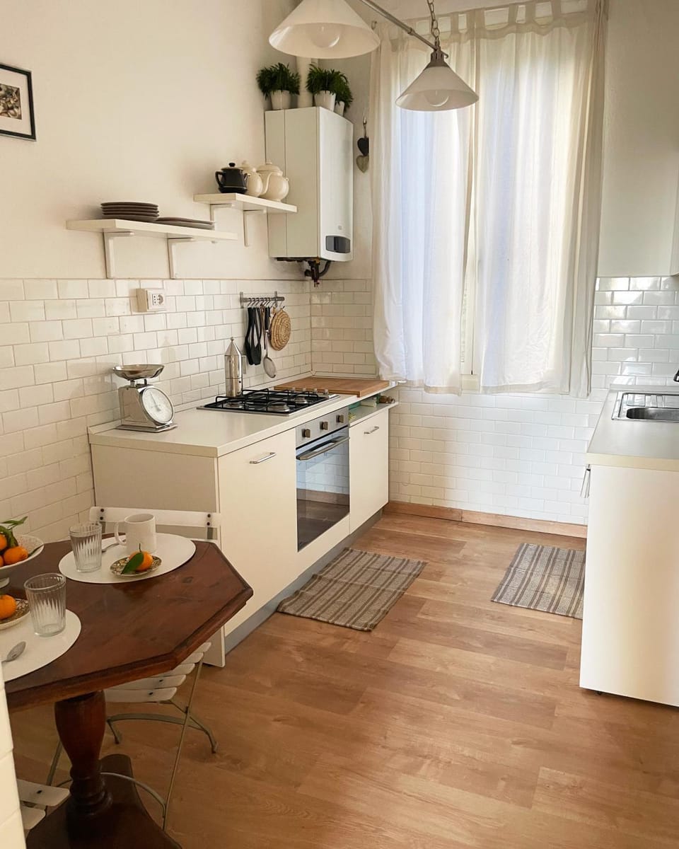 Coffee/tea facilities, Kitchen or kitchenette, Dining area, oven, stove
