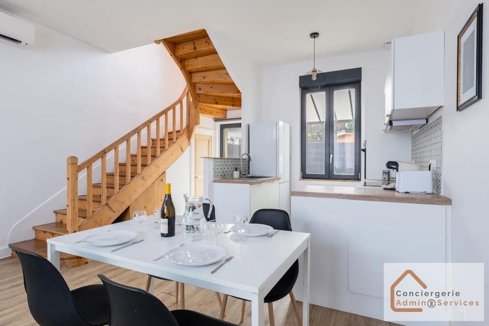 Kitchen or kitchenette, Seating area, Dining area, stove