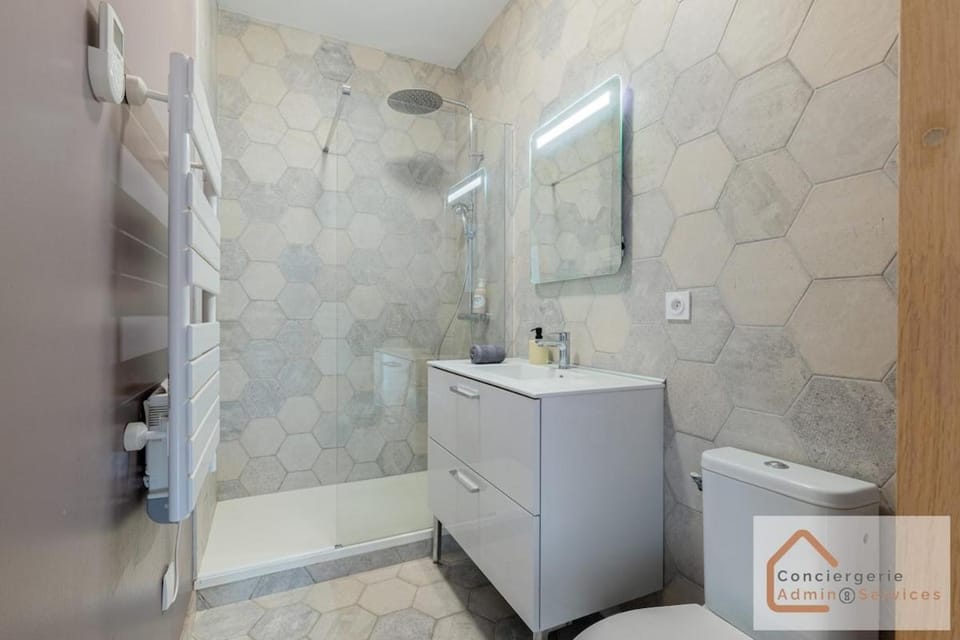 Shower, Toilet, Bathroom