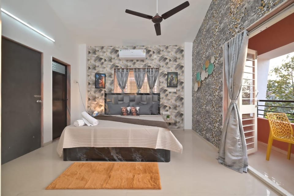 Bed, Living room, Photo of the whole room, Seating area, Bedroom, fireplace