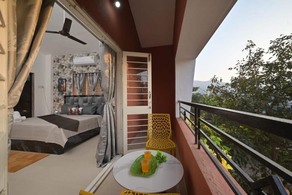 Bed, Day, Natural landscape, View (from property/room), Balcony/Terrace, Living room, Food and drinks, Photo of the whole room, Seating area, Dining area, Bedroom, Food, Mountain view