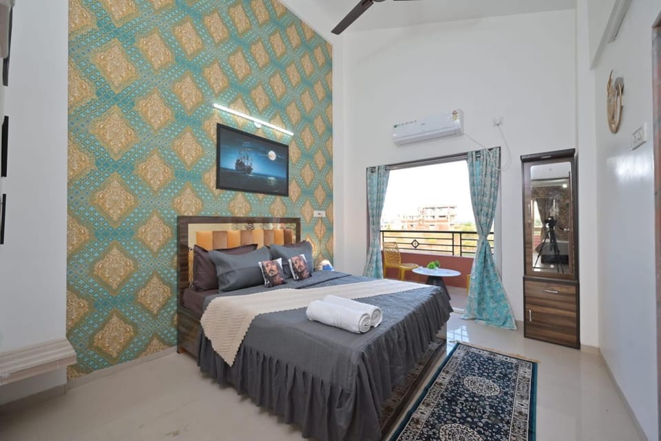 Property building, Bed, TV and multimedia, Living room, Photo of the whole room, Seating area, Bedroom, towels