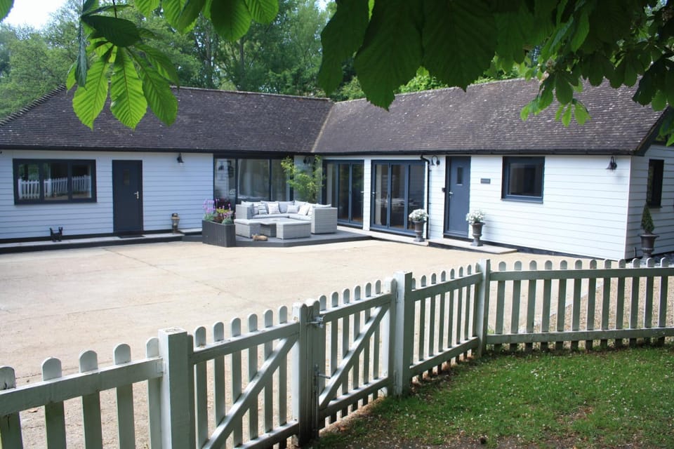 Property building, Garden, Balcony/Terrace, Parking