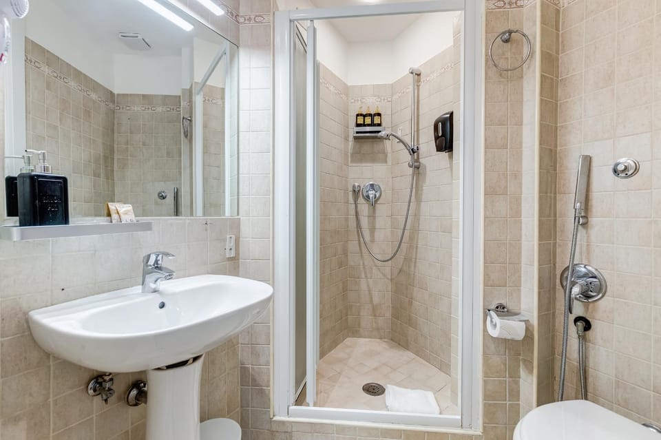 Shower, Toilet, Bathroom, towels