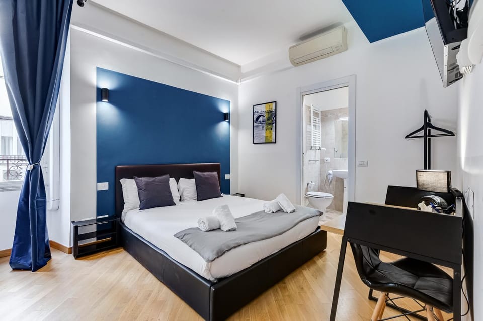 Bed, TV and multimedia, Photo of the whole room, Bedroom, towels