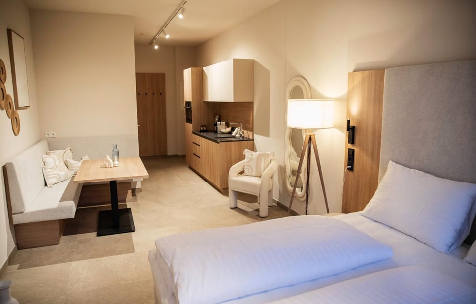 Bed, Kitchen or kitchenette, Living room, Photo of the whole room, Seating area, Dining area, Bedroom