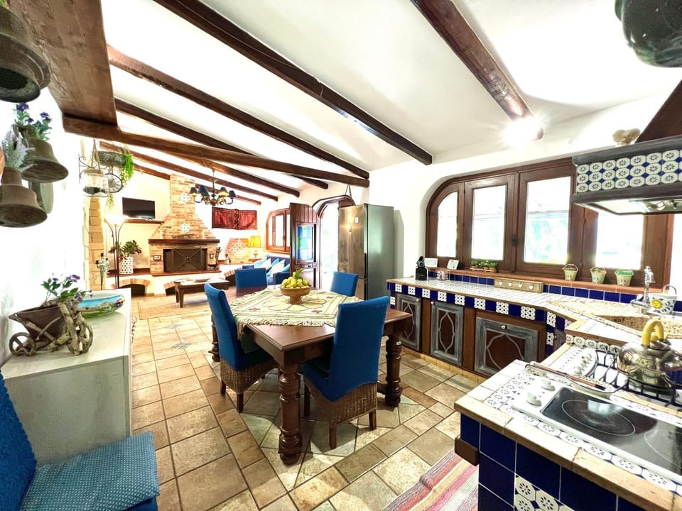 Kitchen or kitchenette, Dining area