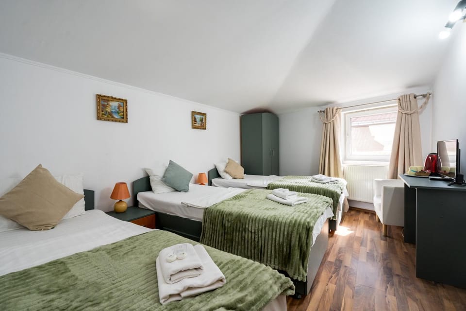 Bed, TV and multimedia, Bedroom, towels