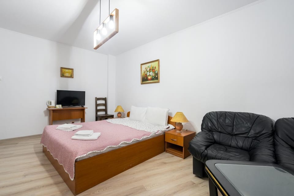 Bed, TV and multimedia, Bedroom