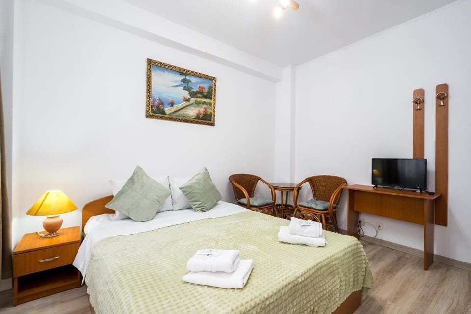 Bed, TV and multimedia, Bedroom, hair dresser, towels