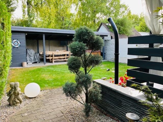 Garden, Hot Tub