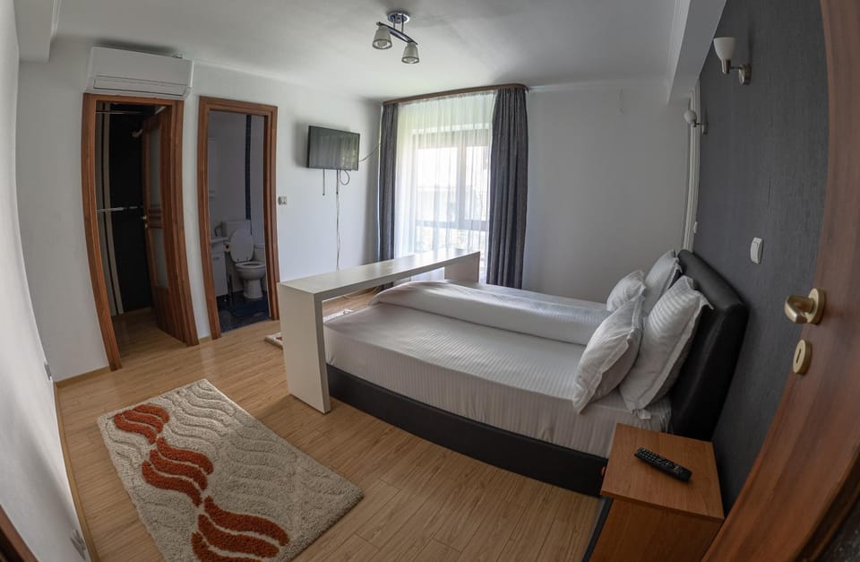 Bathroom, TV and multimedia, Bedroom, wardrobe, air conditioner