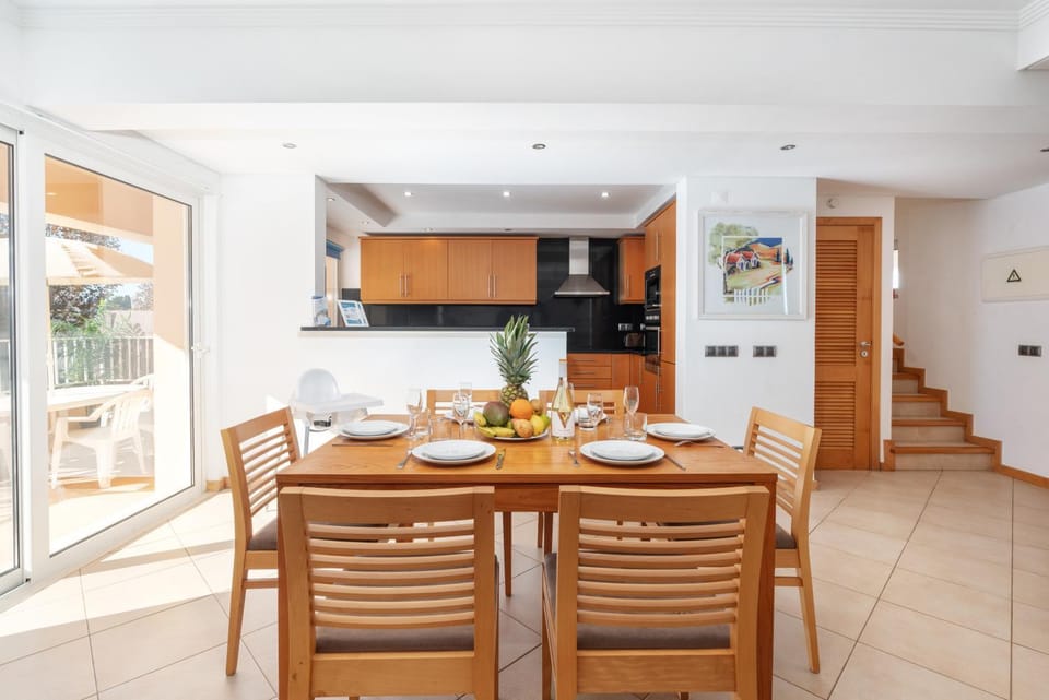 Kitchen or kitchenette, Living room, Seating area, Dining area, stove