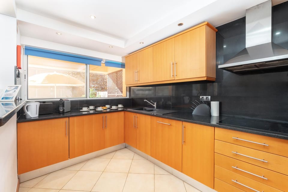 Kitchen or kitchenette, dishwasher, stove