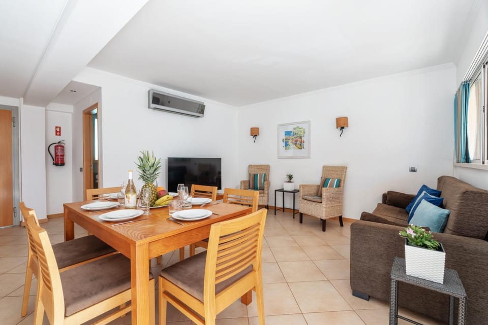 Communal lounge/ TV room, TV and multimedia, Living room, Seating area, Dining area, air conditioner