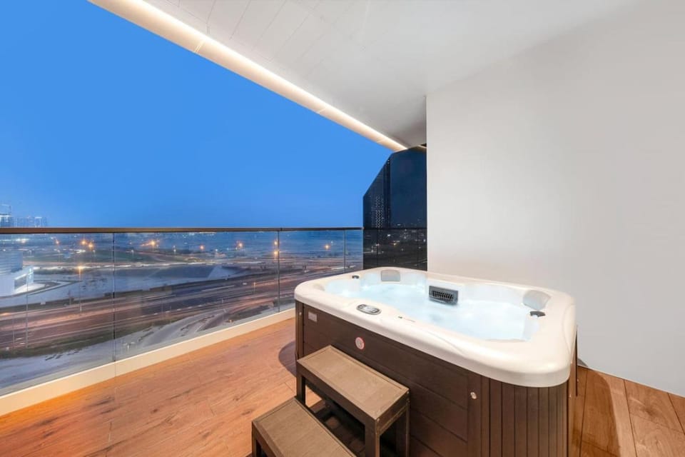 Business Bay 1BR Canal Views, Pool, Gym & Near Burj Khalifa Apartment in Dubai