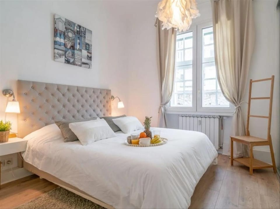 Bed, Food and drinks, Photo of the whole room, Bedroom