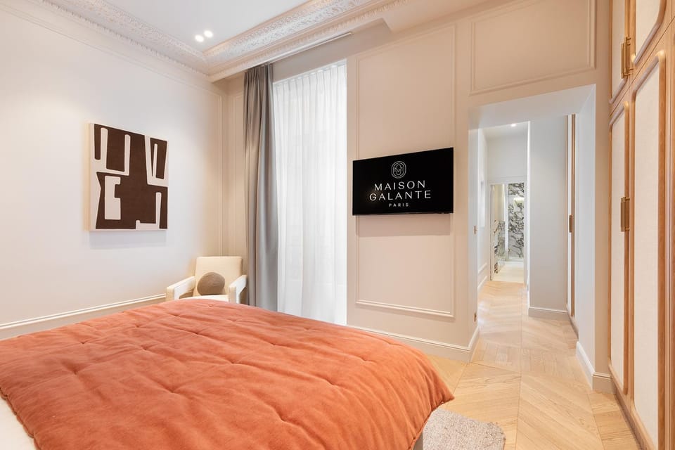 Bed, TV and multimedia, Photo of the whole room, Bedroom