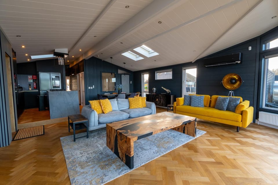 Tranquil Cove Spa Lodge House in South Kesteven District