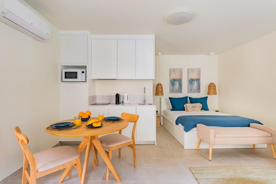 Lapa Getaway Studio with Swimming Pool Apartment in Lisbon