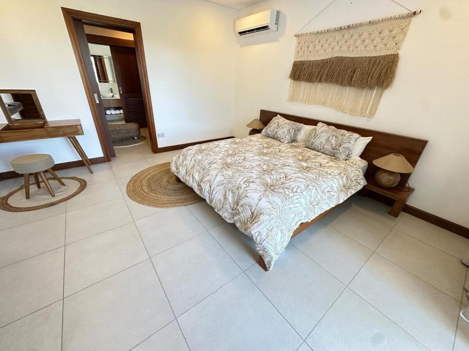 Bed, Photo of the whole room, Bedroom, air conditioner