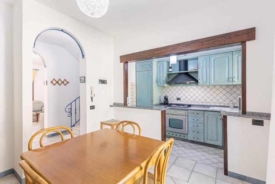 Kitchen or kitchenette, Dining area, oven, stove