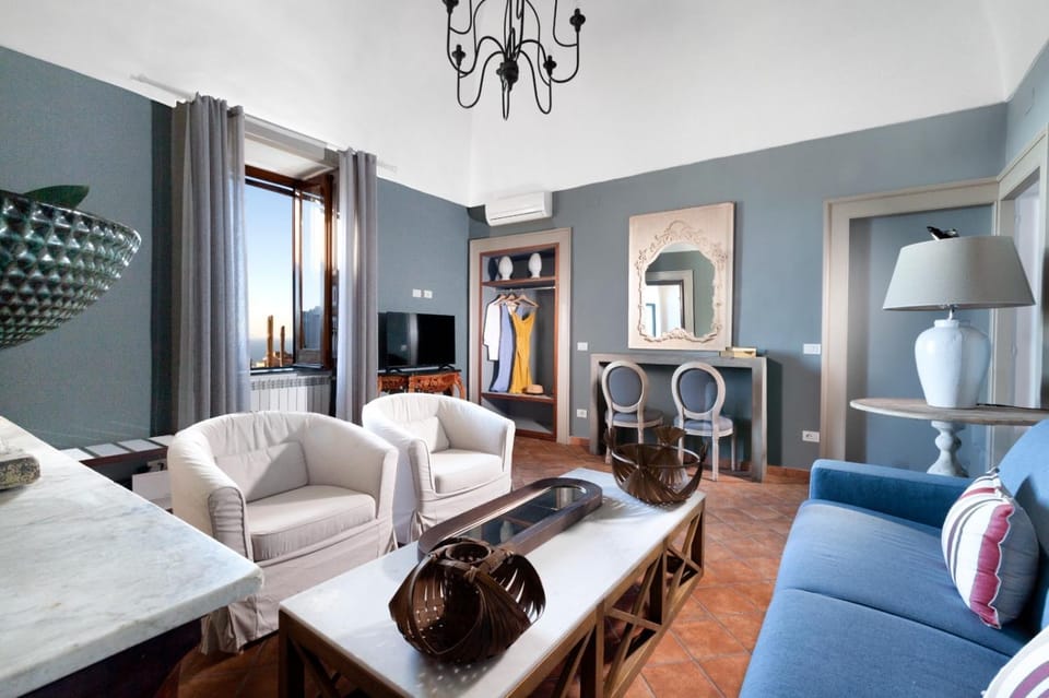 Communal lounge/ TV room, TV and multimedia, Living room, Seating area, Evening entertainment