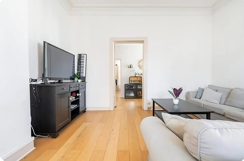 TV and multimedia, Living room, Seating area, Evening entertainment