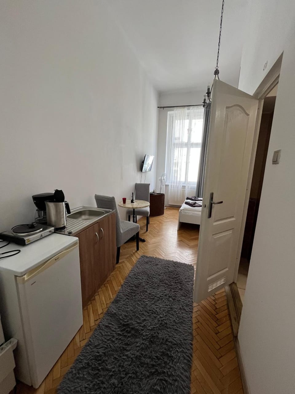 Bed, TV and multimedia, Photo of the whole room, Bedroom