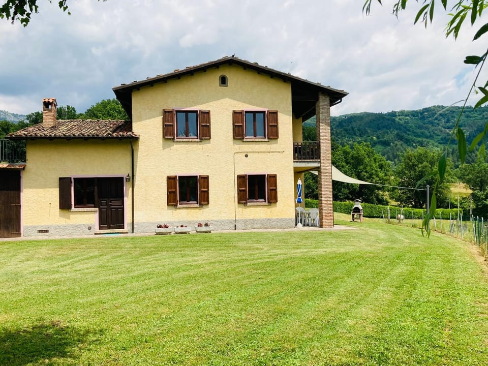 Property building, Facade/entrance, Spring, Day, Natural landscape, BBQ facilities, Garden, Garden view