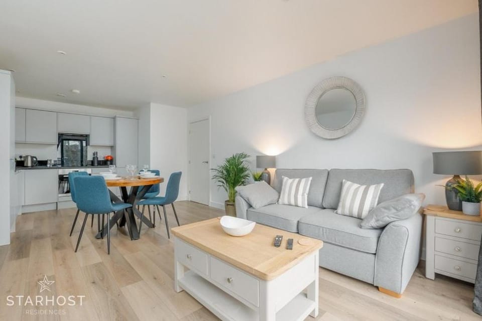 Spacious 1BR Apartment in Ocean Village Apartment in Southampton