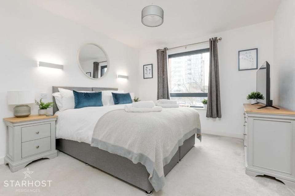 Spacious 1BR Apartment in Ocean Village Apartment in Southampton