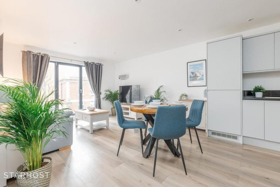 Spacious 1BR Apartment in Ocean Village Apartment in Southampton
