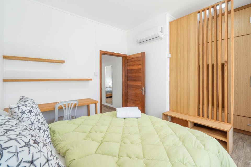 Bed, Photo of the whole room, Bedroom, air conditioner