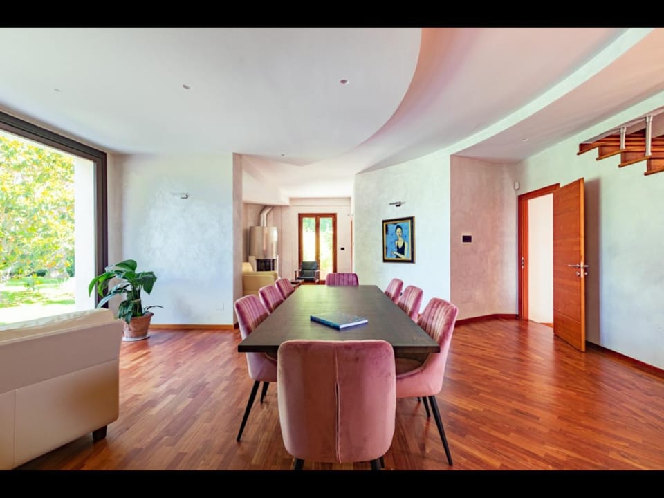 Seating area, Dining area