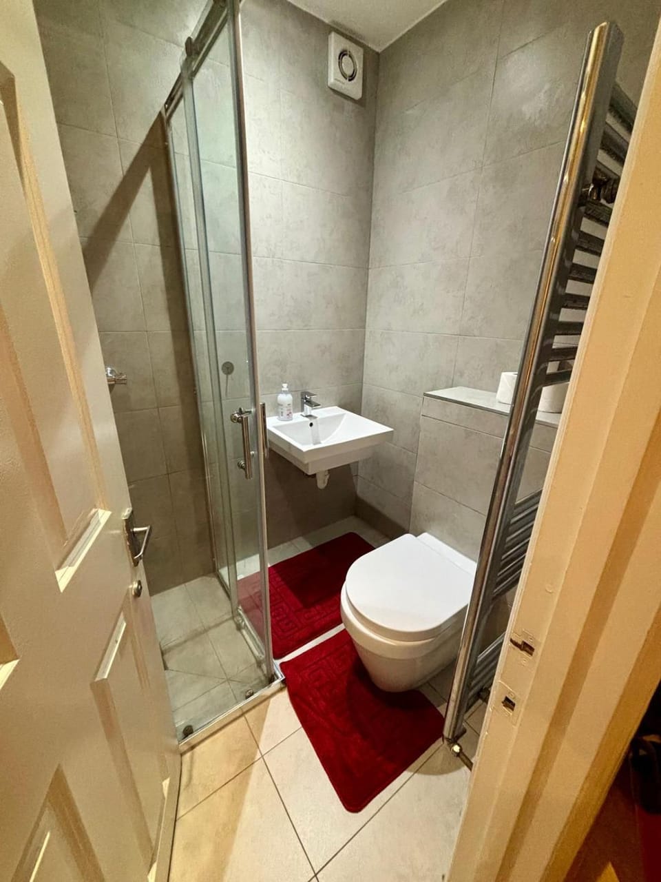 Sleep 12 in Brixton - 15 mins from Station BT4 Apartment in London