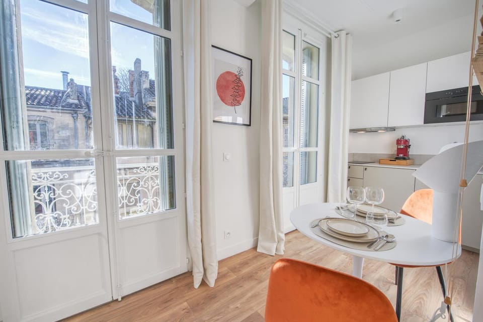 Kitchen or kitchenette, Dining area, Meals, internet, microwave, oven, storage, stove, kitchen, acessibility, air conditioner